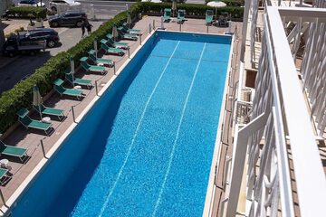 Indoor/outdoor pool