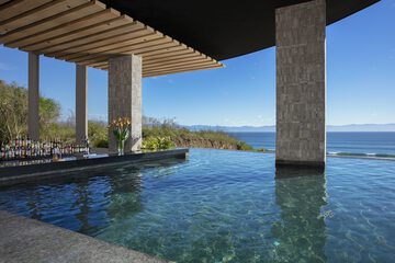 Swim-up bar