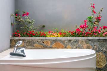 Deep soaking bathtub