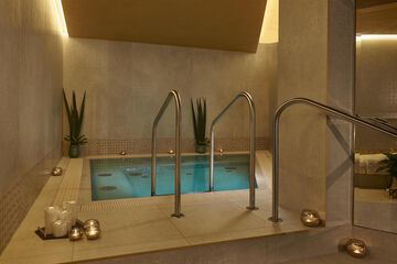 Indoor spa tub