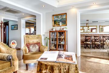 Lobby lounge