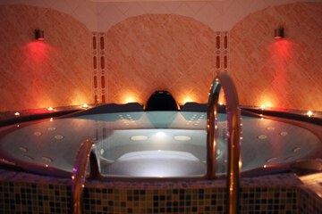 Indoor spa tub