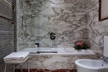 Deep soaking bathtub