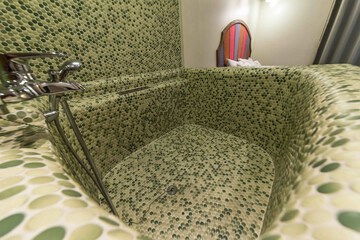Deep soaking bathtub