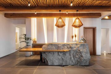 Concierge desk