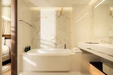 Deep soaking bathtub