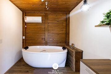 Deep soaking bathtub