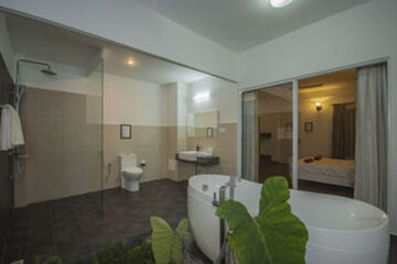 Deep Soaking Bathtub