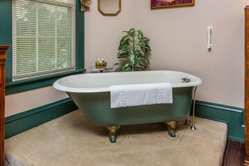 Deep soaking bathtub