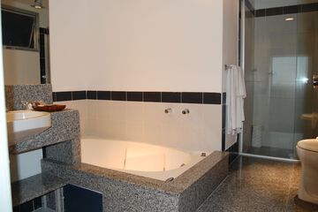 Deep soaking bathtub