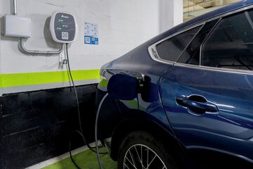 Electric vehicle charging station