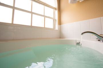 Deep soaking bathtub