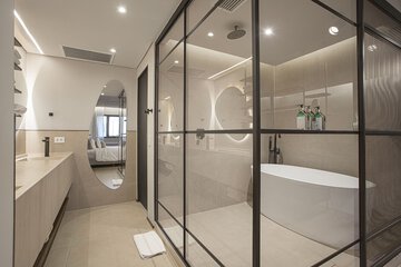 Deep soaking bathtub