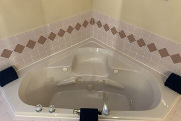 Jetted tub