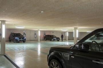 Electric vehicle charging station
