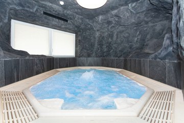 Indoor spa tub