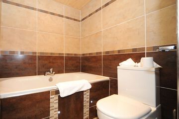 Deep soaking bathtub