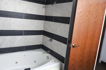 Jetted tub