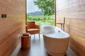 Deep soaking bathtub