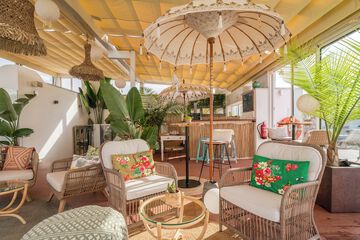 Swim-up bar