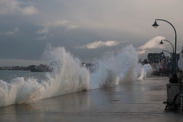 Surfing/boogie boarding