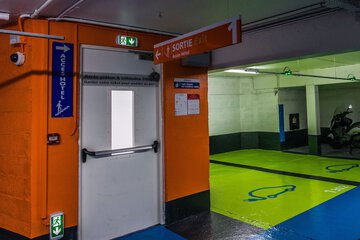 Electric vehicle charging station