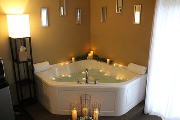 Indoor spa tub