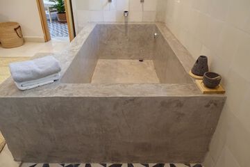Deep soaking bathtub