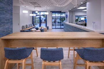 Swim-up bar