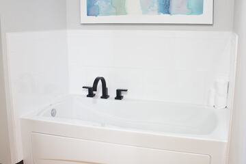 Deep soaking bathtub