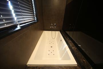 Deep soaking bathtub