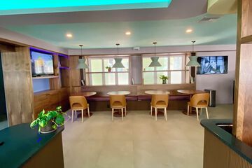 Lobby lounge