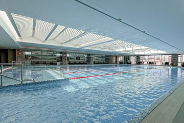Indoor/outdoor pool
