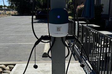 Electric vehicle charging station