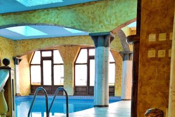 Indoor/outdoor pool