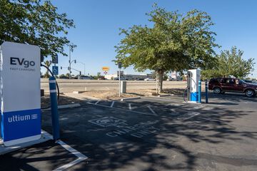 Electric vehicle charging station