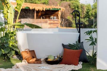 Outdoor spa tub