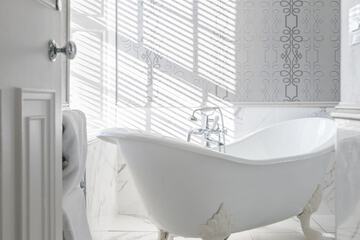 Deep soaking bathtub