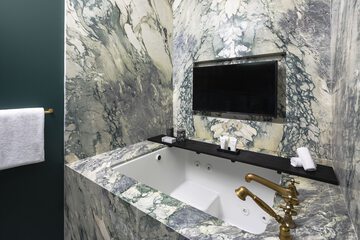 Deep soaking bathtub