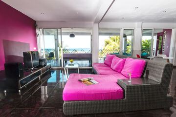 Lobby lounge