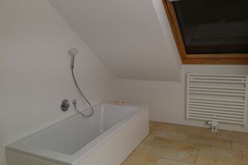 Deep soaking bathtub