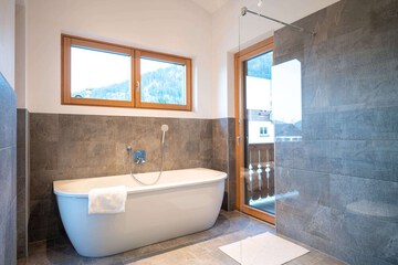 Deep soaking bathtub