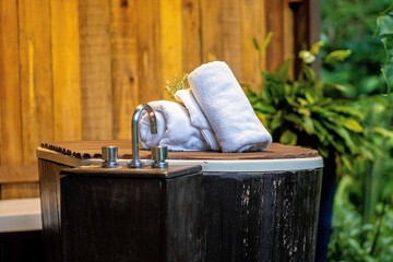 Deep soaking bathtub
