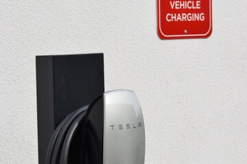 Electric vehicle charging station