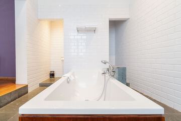 Deep soaking bathtub