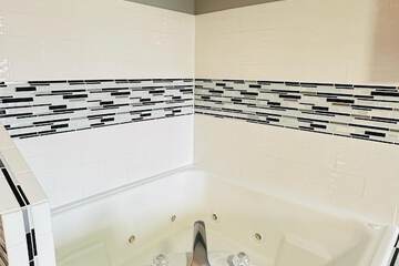 Deep soaking bathtub