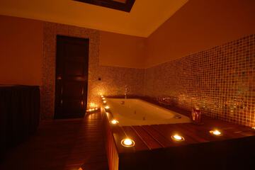 Indoor spa tub