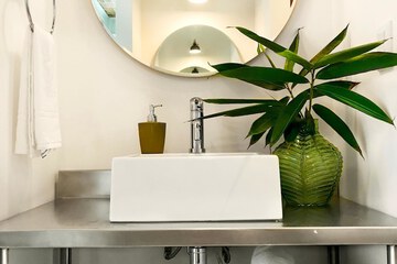 Bathroom sink
