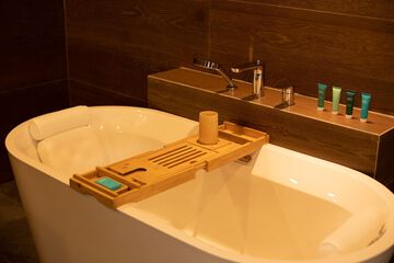 Deep soaking bathtub