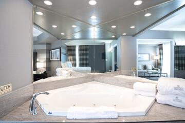 Private spa tub